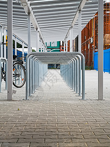 很多有金属管道的自行车停车位 看上去像地道高清图片