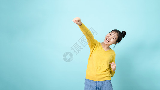 年轻女子庆祝胜利背景图片