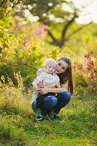 生母和子子母在性质上婴儿场地女孩女士家庭花园生日姐姐乐趣儿子背景图片