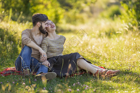 草戒指年轻夫妇在自然生活中农村女性成人公园树木戒指男朋友女士男人快乐背景