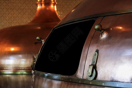 用于生产手工艺啤酒的阀门和容器金属工具加工织物机器发酵历史泡沫棕色工作背景图片
