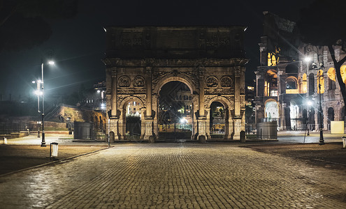 罗马古老的康斯坦丁拱门 在夜间背景