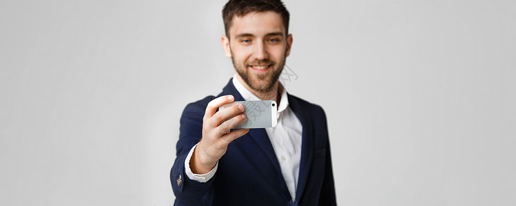 商业概念英俊的商务人士用智能手机自拍 白种背景 笑声胡须男性乐趣技术相机男人照片老板电话人士背景图片