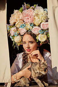 猫带王冠素材穿着白色乌拉尼式国服的黑发女孩 花圈从窗外向外望去 近距离接近文化农村女性花朵装饰品衬衫婚礼窗户国家魅力背景