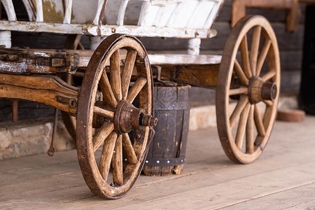 狂野霸气越野车旧木轮在牧场的马车上风化旅行国家旅游建筑物木头大车农场农业历史背景