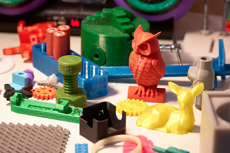 猫头鹰造型在 3d 打印机上打印的明亮彩色对象集背景