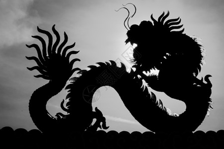 龙剪影中国龙 - 中国龙雕像在中国龙庙的剪影图像 龙眼处的太阳龙位置 黑龙背景
