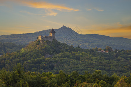 马特拉泽斯洛伐克与匈牙利边境的索摩斯卡城堡堡垒山脉废墟旅游地标建筑学历史农村遗产城墙背景