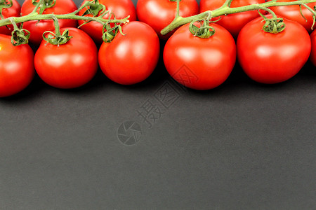 红西红番茄在黑色背景上加上水滴沙拉饮食盘子生长厨房水果蔬菜美食茶点市场图片