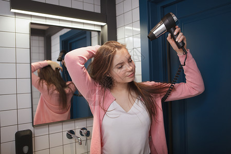 女人吹干头发发型浴室护理烘干房间卫生器具吹风机造型烘干机图片