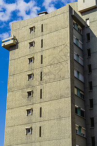 野兽派混凝土建筑 一种在 50 年代和 70 年代之间达到鼎盛时期的建筑风格 最初 它的灵感来自瑞士建筑师勒柯布西耶 的作品城市背景