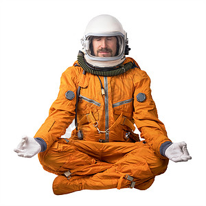 宇航员训练身穿橙色太空服和坐落在莲花中的太空头盔的宇航员 在白色背景中形成了孤立的冥想背景
