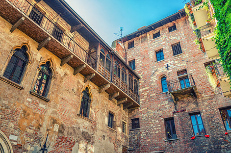 朱丽叶有窗户和砖墙的建筑物 位于维罗纳的住宅院背景