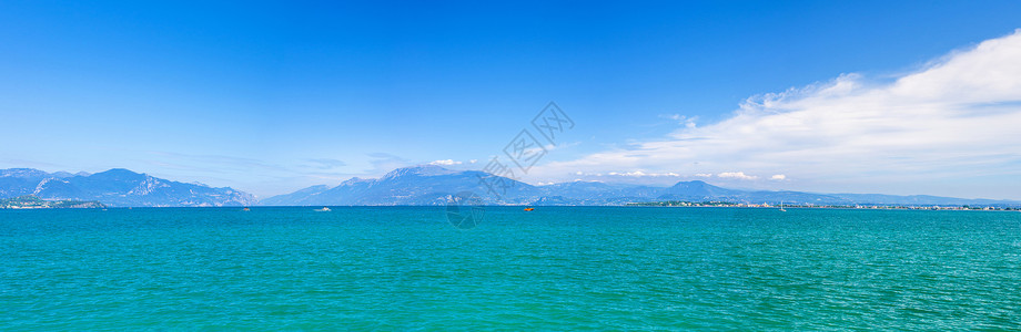 蒙得巴尔多山脉的加尔达湖松冻绿石水全景地标历史性文化天空天蓝色半岛旅游海岸假期蓝色背景图片