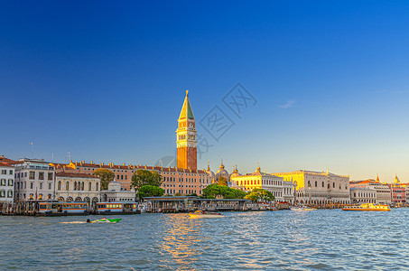 威尼斯市风景与圣马科河流域的威尼斯环礁湖水建筑学历史性城市旅游景观盆地检察院文化建筑公爵背景图片