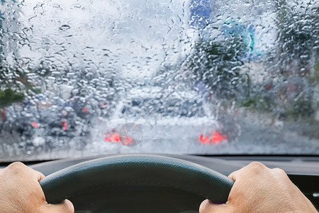 车内挡风玻璃上的雨滴 交通堵塞驾驶市中心街道时间天气高峰窗户运输玻璃背景