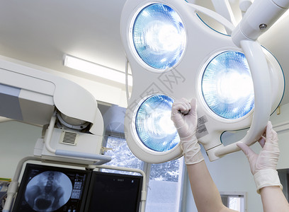 手术室的外科灯 灯光和设置墙壁房间技术临床职业救护车天花板帮助操作患者背景图片