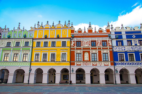 波兰语大型市场广场和多彩建筑 Zamosc 波兰背景