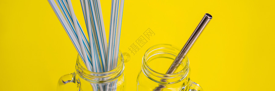 黄色背景的钢饮料与一次性稻草相比  零废物  概念 BANNER LONG FORMAT玻璃回收经济塑料桌子环境生产生态管道管子背景图片