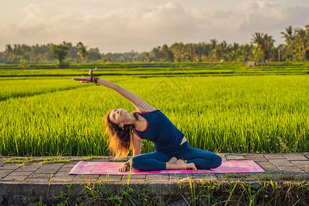 年轻女性在巴厘健康务虚会当天早上在稻田户外做瑜伽专注健康女士乌布成人活动跑步冥想姿势运动背景