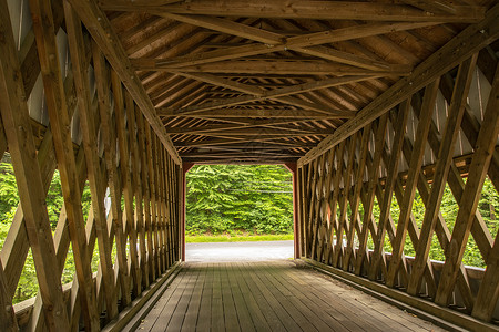 覆盖大桥的木材框架建造视图(图1)高清图片