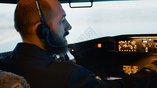 电动飞机男机长驾驶飞机 配有发动机油气和电动开关背景