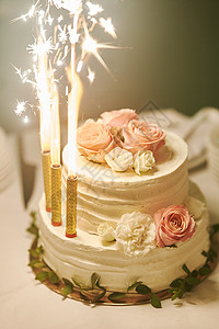 生日快白结婚蛋糕 在婚礼庆典上烧蜡烛 快关门背景