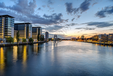 柏林的斯普里河首都天空橙子天际全景起重机吊塔旅游建筑学城市背景图片