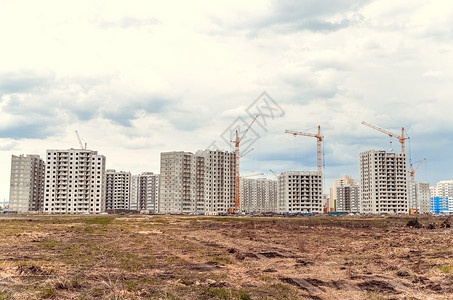 多层建筑和大起重机背景图片