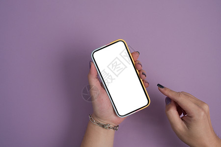 手机UI界面贴图样机展示女性手在紫色背景上使用智能手机 空屏幕用于图形显示时装背景