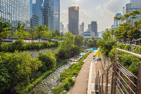 景德镇陶溪川韩国首尔的溪流是大规模城市重建项目的结果 由KHAY街道公园人行道摩天大楼旅游节日景观照明建筑地标背景