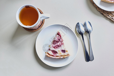 奶酪茶一片草莓派和一杯茶糕点美食浆果甜点奶油水果背景黄色蛋糕覆盆子背景