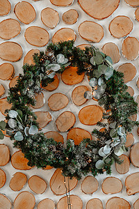 绿色圣诞花圈挂在墙上背景图片
