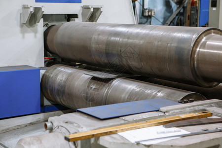 一块铁板穿过弯曲机穿透了金属板工程行动转换生产机器劳动管子机械制造管道背景图片