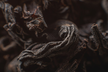 作为背景的黑色散叶茶 干红茶叶的质地 深色背景 极端微距模式 黑叶茶特写茶叶树叶芳香香气草本植物宏观叶子饮料草本背景图片