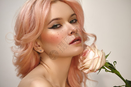 粉色头发和时装化妆的漂亮美女 金发女性模特 纯洁干净皮肤 红红红色沙龙妹子发型玫瑰情绪香水魅力女士青年金发女郎背景图片