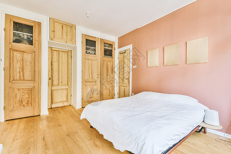 白色壁橱带木制的明亮卧室枕头木头房子橱柜风格窗户房间家具阳台阳光背景