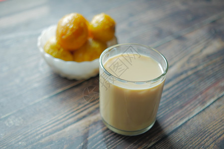 芒果冰和新鲜芒果放在桌上橙子热带玻璃奶昔牛奶果汁排毒背景图片