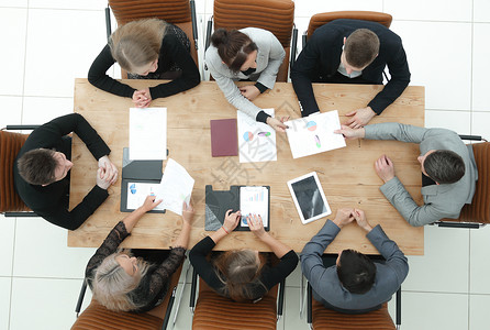顶视图 企业队与企业文件一起使用药片会议商务办公室敬业工作男人伙伴同事合作背景图片