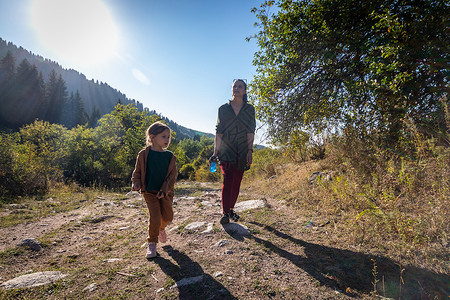 女人和女儿5岁 在山上远足的五岁女孩高清图片素材