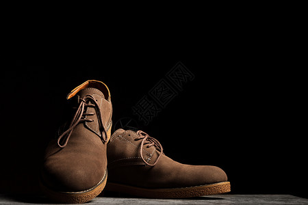 深色棕色优美鞋子 带带鞋带的黑色背景和复制空间背景图片