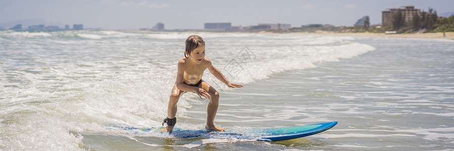 海中冲浪的男孩健康年轻男孩学习在海中冲浪或海洋银行 长期形式假期孩子活动飞溅蓝色喜悦冲浪者海滩木板太阳背景