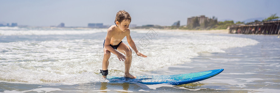 海中冲浪的男孩健康年轻男孩学习在海中冲浪或海洋银行 长期形式乐趣男性水池快乐天空娱乐喜悦破岸假期格式背景