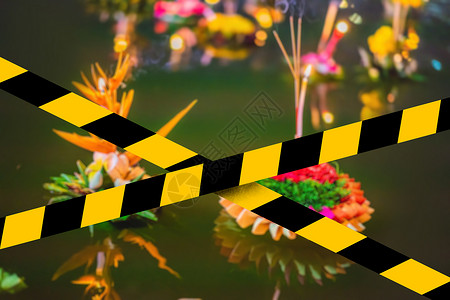 发烧节首页人们购买鲜花和蜡烛 点亮并漂浮在水上庆祝泰国的节Covid19隔离黄带 Corona病毒或2019nCov病毒插图丝带危险疾病路背景