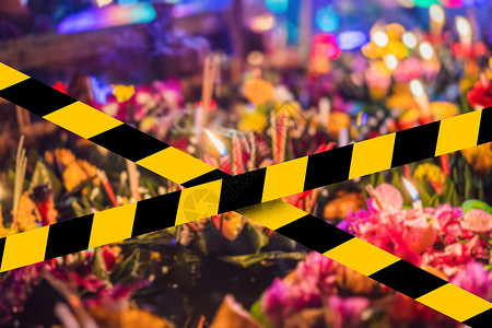 发烧节首页人们购买鲜花和蜡烛 点亮并漂浮在水上庆祝泰国的节Covid19隔离黄带 Corona病毒或2019nCov病毒注意力生物预防肺炎背景