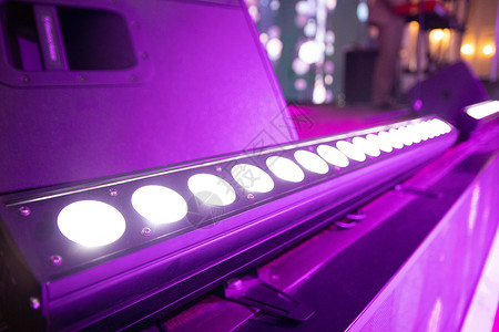 Cob LED 条形灯在台上的轻型设备高清图片