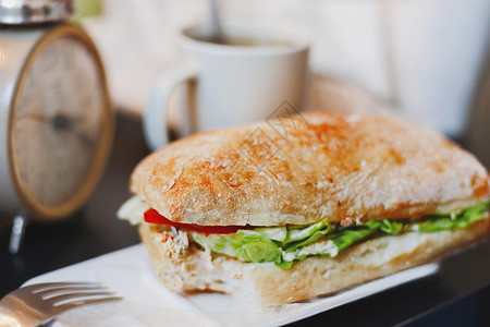 时光慢些吧午餐时间和美味的三明治一起吃 喝咖啡 汉堡加热饮料来休息吧 - 谢谢背景