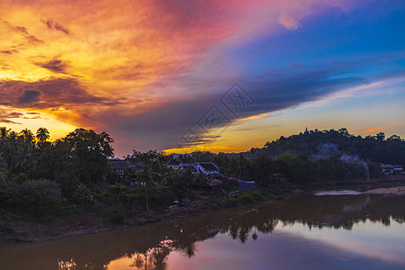 美丽日落河湄公河和地区风景全景的日落山脉遗产爬坡热带雨林旅游热带地标天空寺庙场景背景