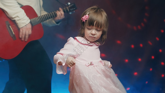 青年才俊小小女孩在舞台上的老式礼服舞中 父亲弹音吉他连衣裙彩色音乐乐器衣服音乐会蕾丝戏服舞蹈孩子们背景