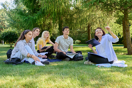 校园四有户外 有女教师坐在草地上的学生群体朋友们瞳孔男性团体中学公园女孩校园女士孩子背景